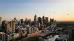 Adolescentes y un hombre arrestados tras una pelea con machetes en la estación Flinders Street de Melbourne