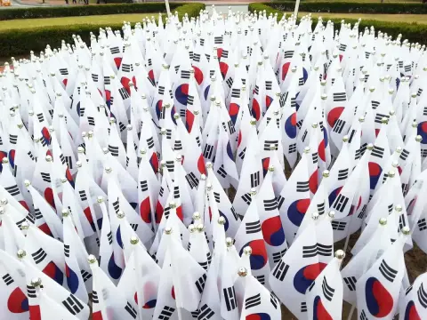 Lee de Corea del Sur traza un nuevo rumbo económico, abordando la desigualdad y las tensiones geopolíticas
