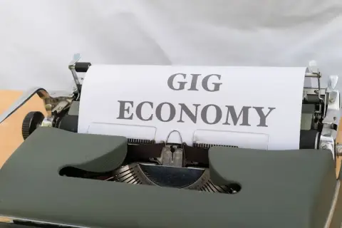 Economía global en vilo ante el desplome de las reservas de petróleo; expertos advierten sobre una inminente crisis de suministro