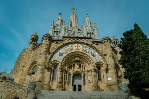 El Papa León XIV bendice la Sagrada Familia en el centenario de Gaudí en Barcelona