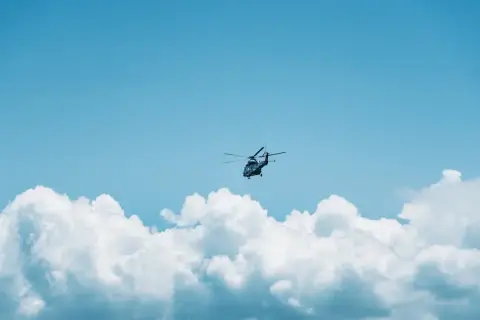EE. UU. lanza ataques contra Irán tras el derribo de un helicóptero cerca del estrecho de Ormuz